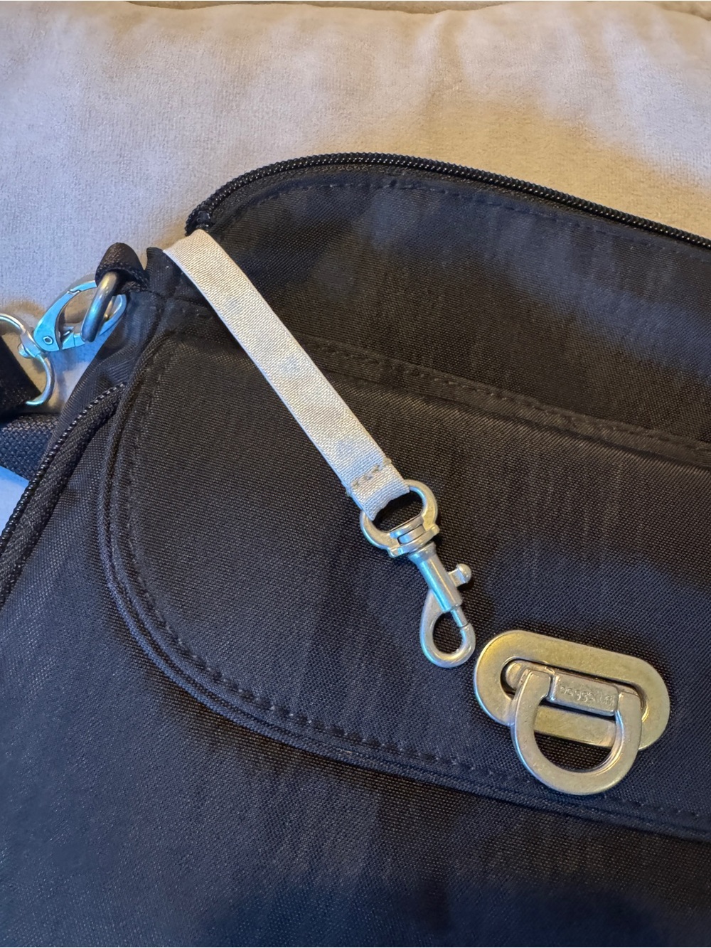 Black Baggallini Coastal Flip Lock Crossbody Bag - Picture 7 of 11